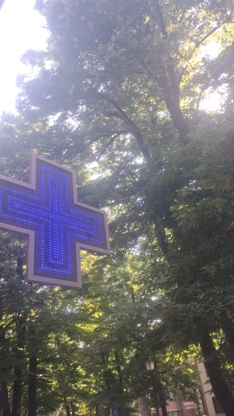 La croce della Parafarmacia Erboristeria in Viale Umberto 1°, Reggio Emilia