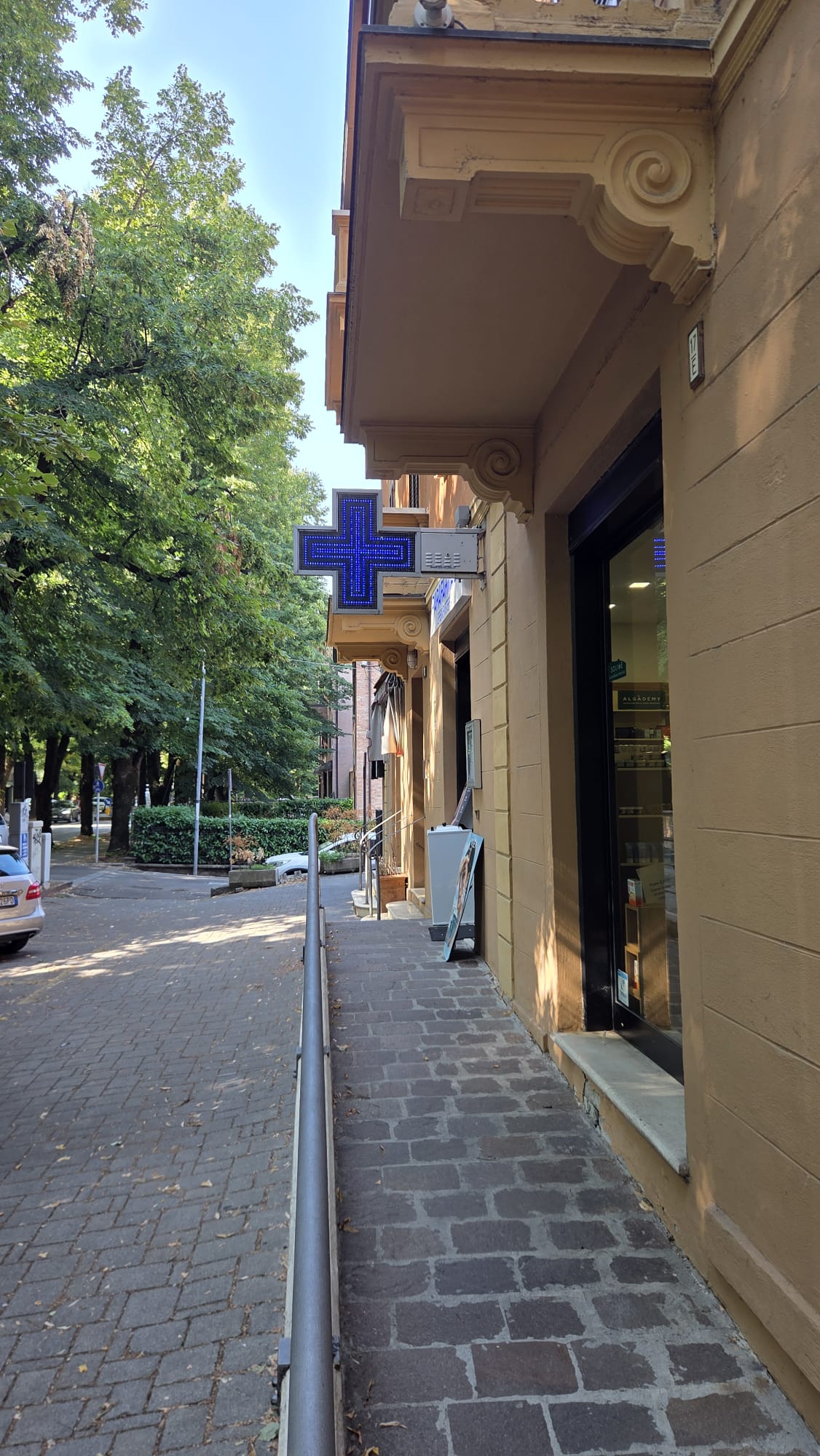 Ingresso della Parafarmacia con croce farmaceutica illuminata