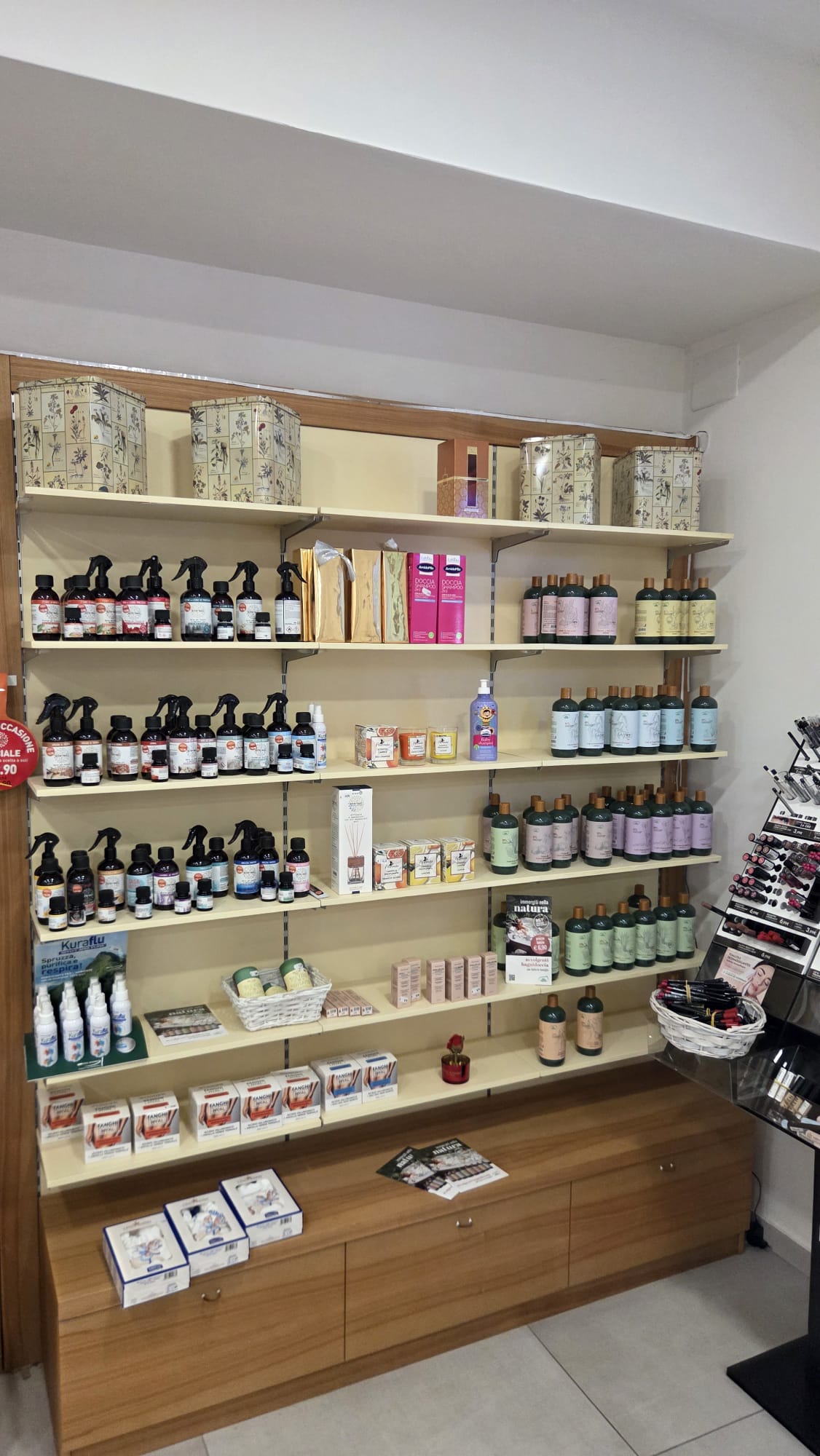 Scaffali di erboristeria e cosmesi naturale nel negozio