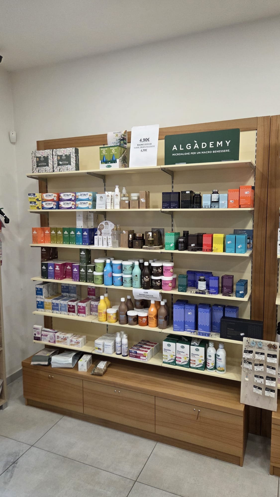 Scaffale con integratori e cosmesi funzionale Algàdemy