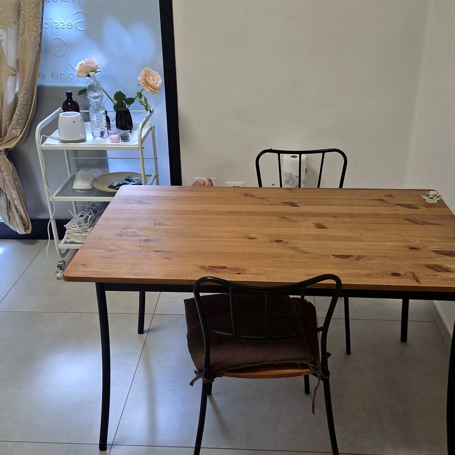 Tavolo e sedute nella stanza raccolta