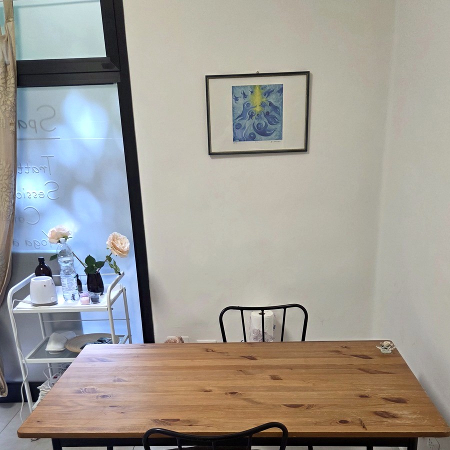 Angolo della stanza raccolta con quadro